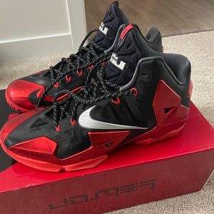 EUC - LEBRON XI (size 10.5).